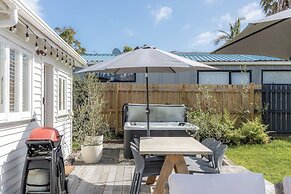 Tahatai Cottage with Spa Pool - Oneroa