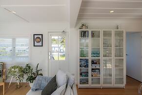 Tahatai Cottage with Spa Pool - Oneroa