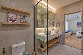 Thirty Degrees in February, Khao Tao, Hua Hin