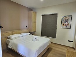 Thirty Degrees in February, Khao Tao, Hua Hin