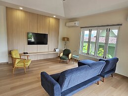 Thirty Degrees in February, Khao Tao, Hua Hin