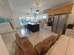 Taman Duta KL Deluxe Villa by uBook