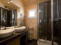 Beautiful Chalet With hot tub