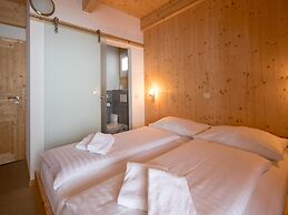 Lush Chalet With Whirlpool tub