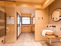 Lavish Chalet With hot tub