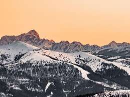 Lavish Chalet With hot tub