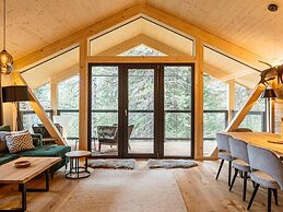 Lavish Chalet With hot tub