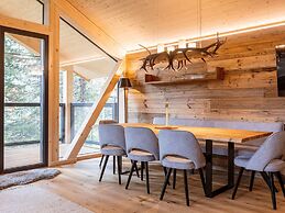 Lavish Chalet With hot tub