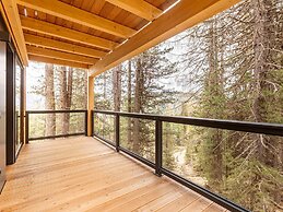 Lavish Chalet With hot tub