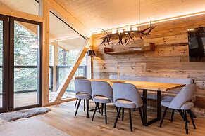 Lavish Chalet With hot tub