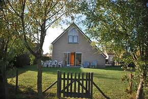 Amazing Bungalow With Garden