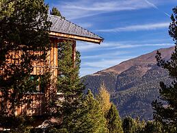 Lavish Chalet With Outdoor hot tub