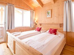 Lavish Chalet With Outdoor hot tub