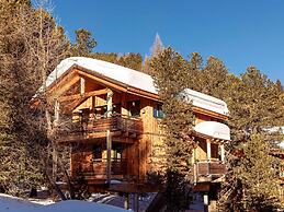 Lavish Chalet With Outdoor hot tub