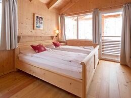 Lavish Chalet With Outdoor hot tub