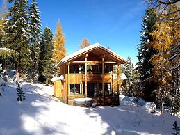 Lavish Chalet With Outdoor hot tub
