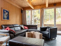 Lavish Chalet With Outdoor hot tub