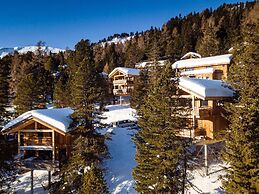 Lavish Chalet With Outdoor hot tub