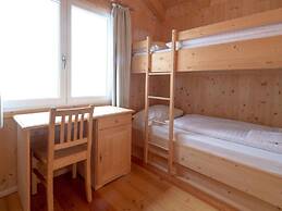 Lavish Chalet With Outdoor hot tub