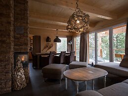 Lavish Chalet With Outdoor hot tub