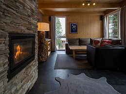 Lavish Chalet With Outdoor hot tub