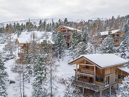 Lavish Chalet With Outdoor hot tub
