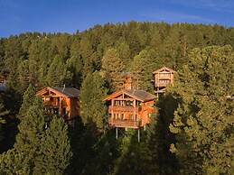 Lavish Chalet With Outdoor hot tub