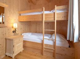 Lavish Chalet With Outdoor hot tub