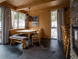 Lavish Chalet With Outdoor hot tub