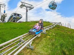Lavish Chalet With Outdoor hot tub