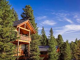 Lavish Chalet With Outdoor hot tub