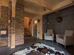 Lavish Chalet With Outdoor hot tub