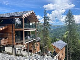 Charming Chalet With hot tub on Balcony