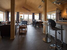 Amazing Chalet With hot tub