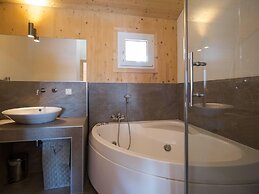 Amazing Chalet With hot tub