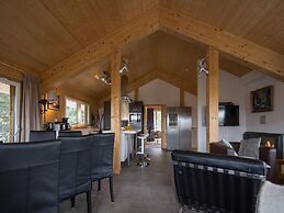 Amazing Chalet With hot tub