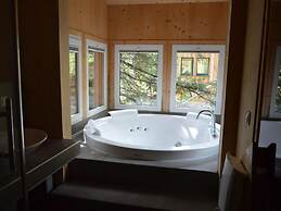 Amazing Chalet With hot tub