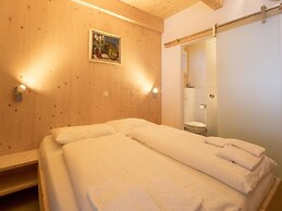 Amazing Chalet With hot tub