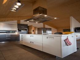 Amazing Chalet With hot tub