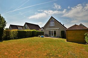 Lively Bungalow on the Water