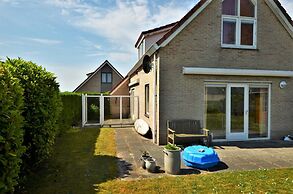 Lively Bungalow on the Water