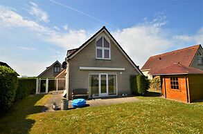 Lively Bungalow on the Water