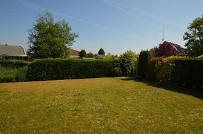 Lively Bungalow on the Water