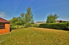 Lively Bungalow on the Water