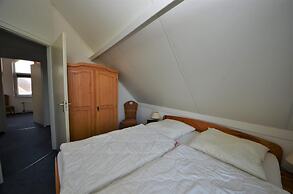 Lively Bungalow on the Water