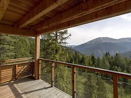 Lively Chalet With hot tub
