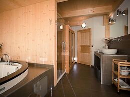 Lively Chalet With hot tub