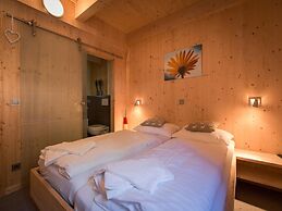 Lively Chalet With hot tub