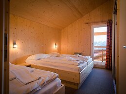 Spacious Chalet With hot tub