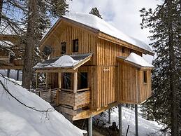 Spacious Chalet With hot tub